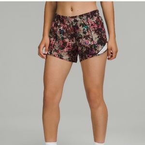 Lululemon Hotty Hot Low Rise Shorts 4"